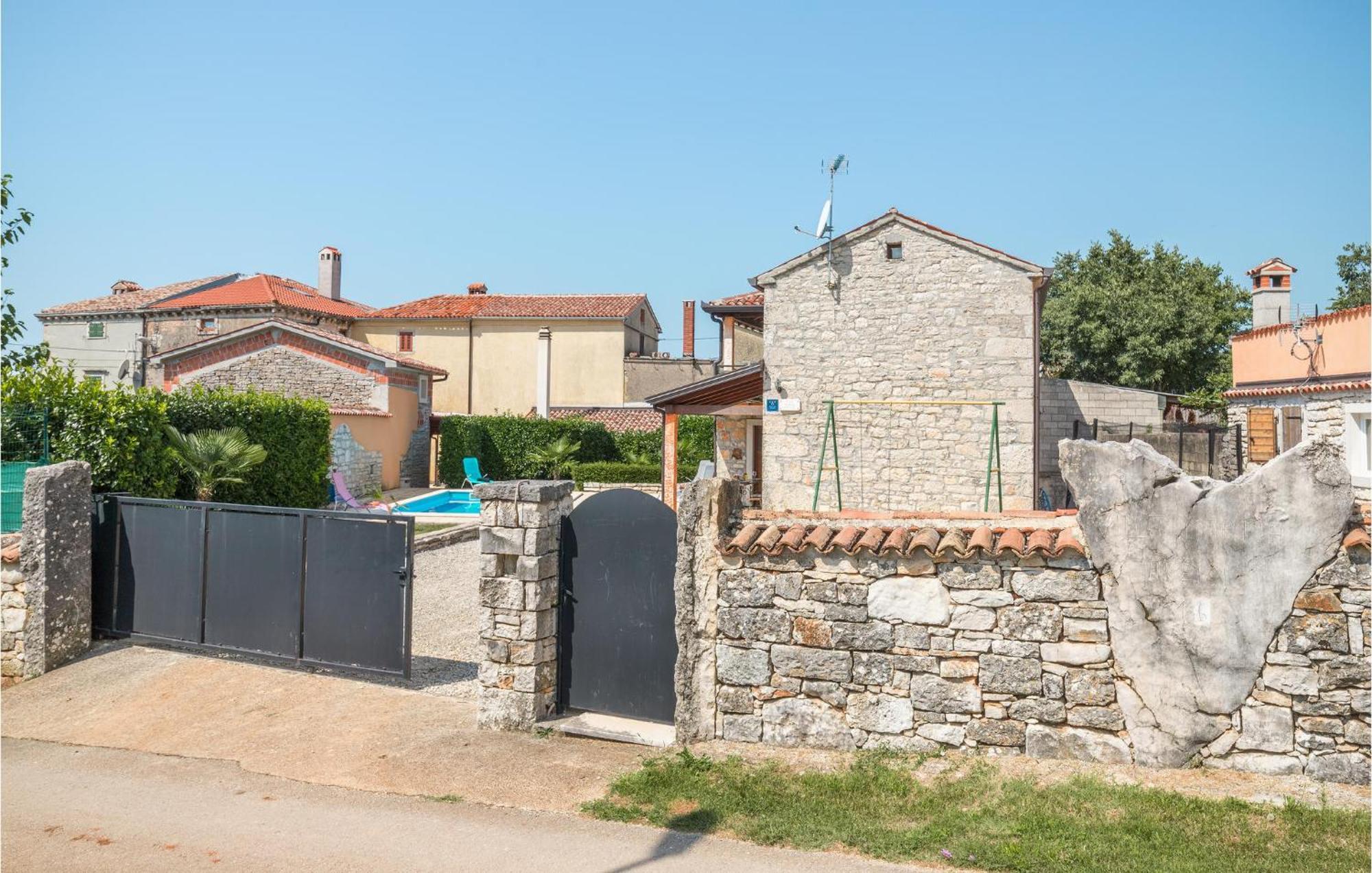 Lovely Home In Visnjan With Outdoor Swimming Pool Kültér fotó